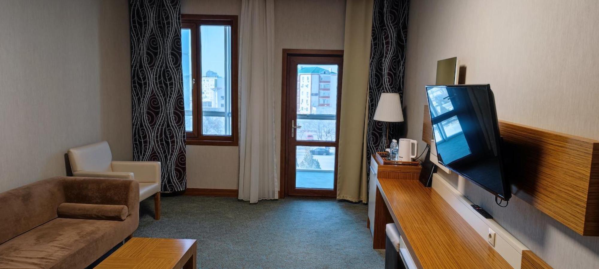 אקטאו Grand Nur Plaza Hotel מראה חיצוני תמונה