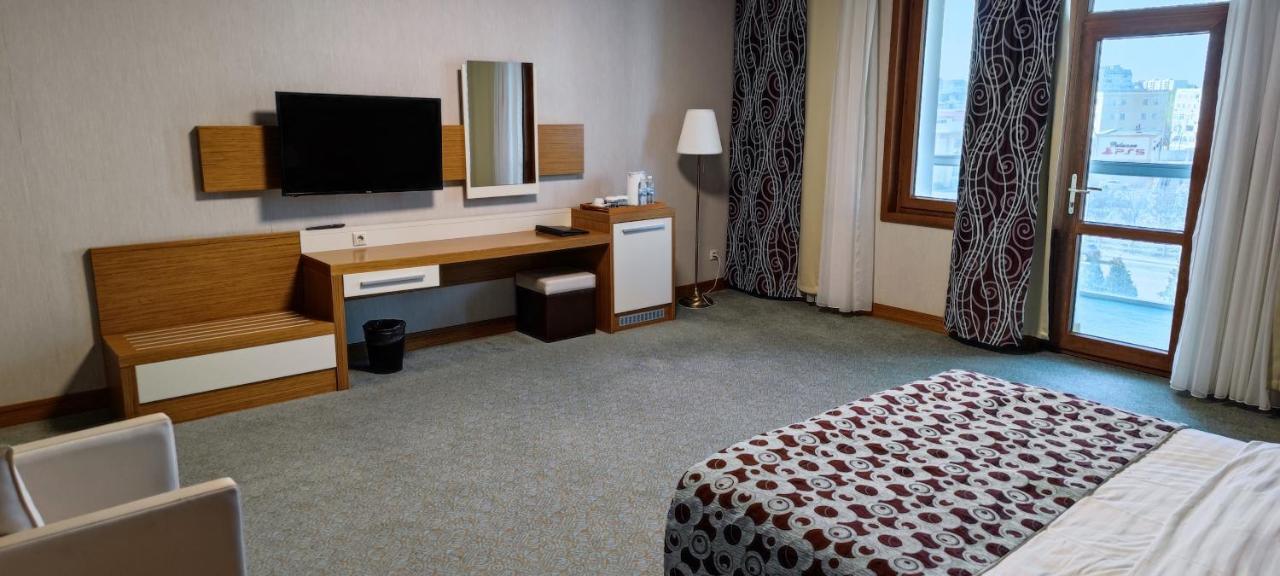 אקטאו Grand Nur Plaza Hotel מראה חיצוני תמונה