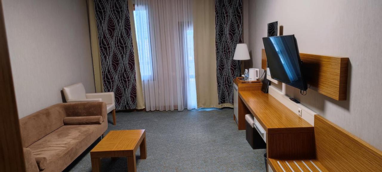 אקטאו Grand Nur Plaza Hotel מראה חיצוני תמונה