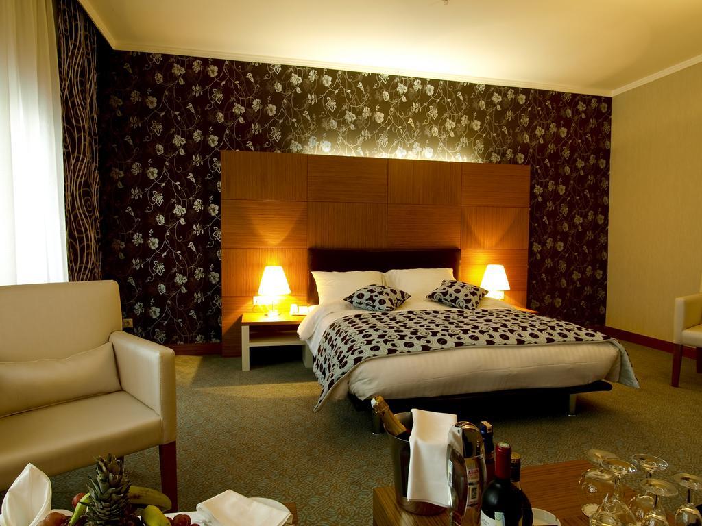 אקטאו Grand Nur Plaza Hotel מראה חיצוני תמונה
