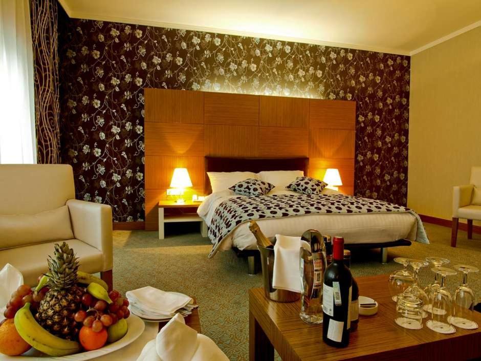 אקטאו Grand Nur Plaza Hotel מראה חיצוני תמונה