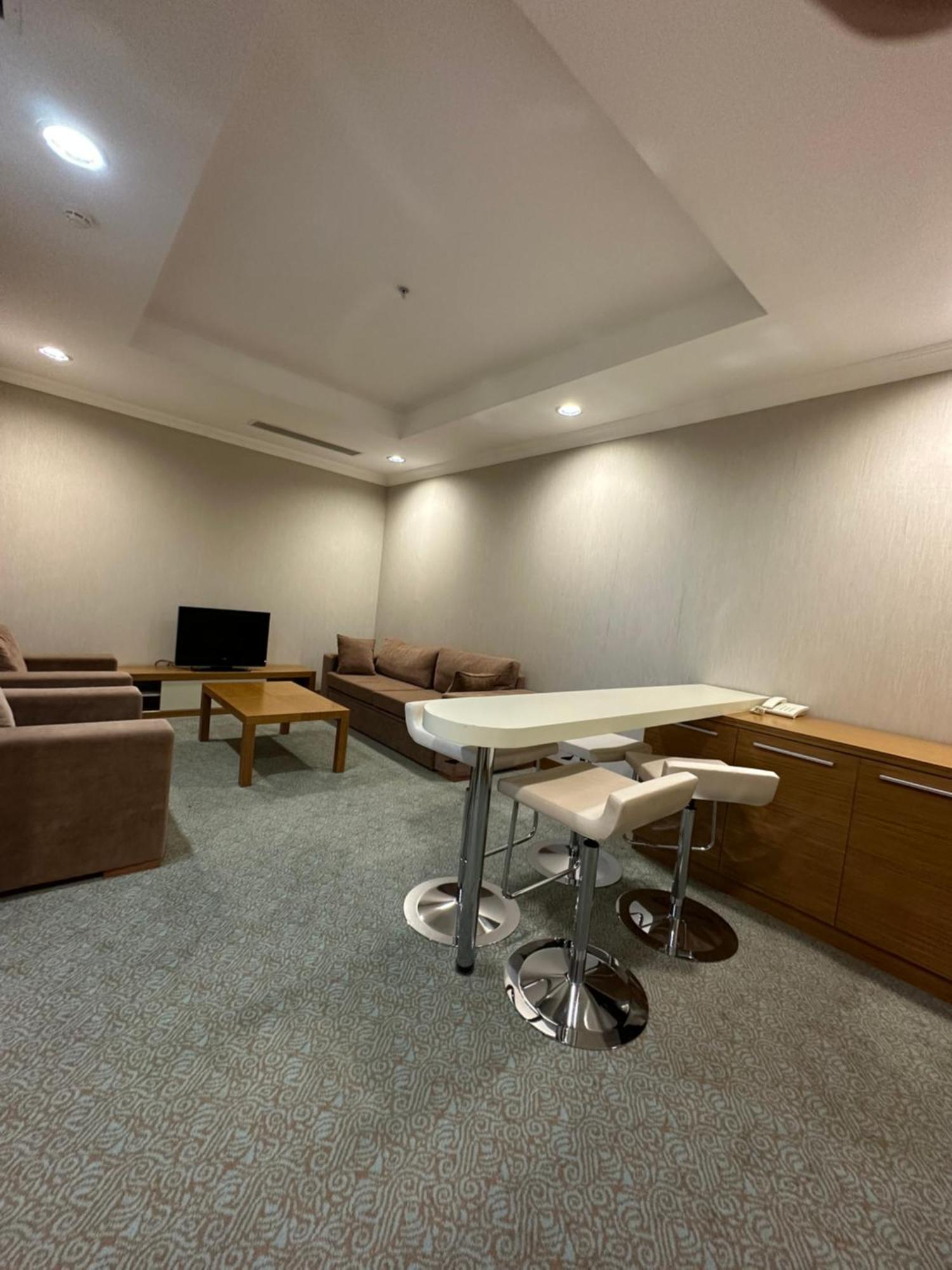 אקטאו Grand Nur Plaza Hotel מראה חיצוני תמונה