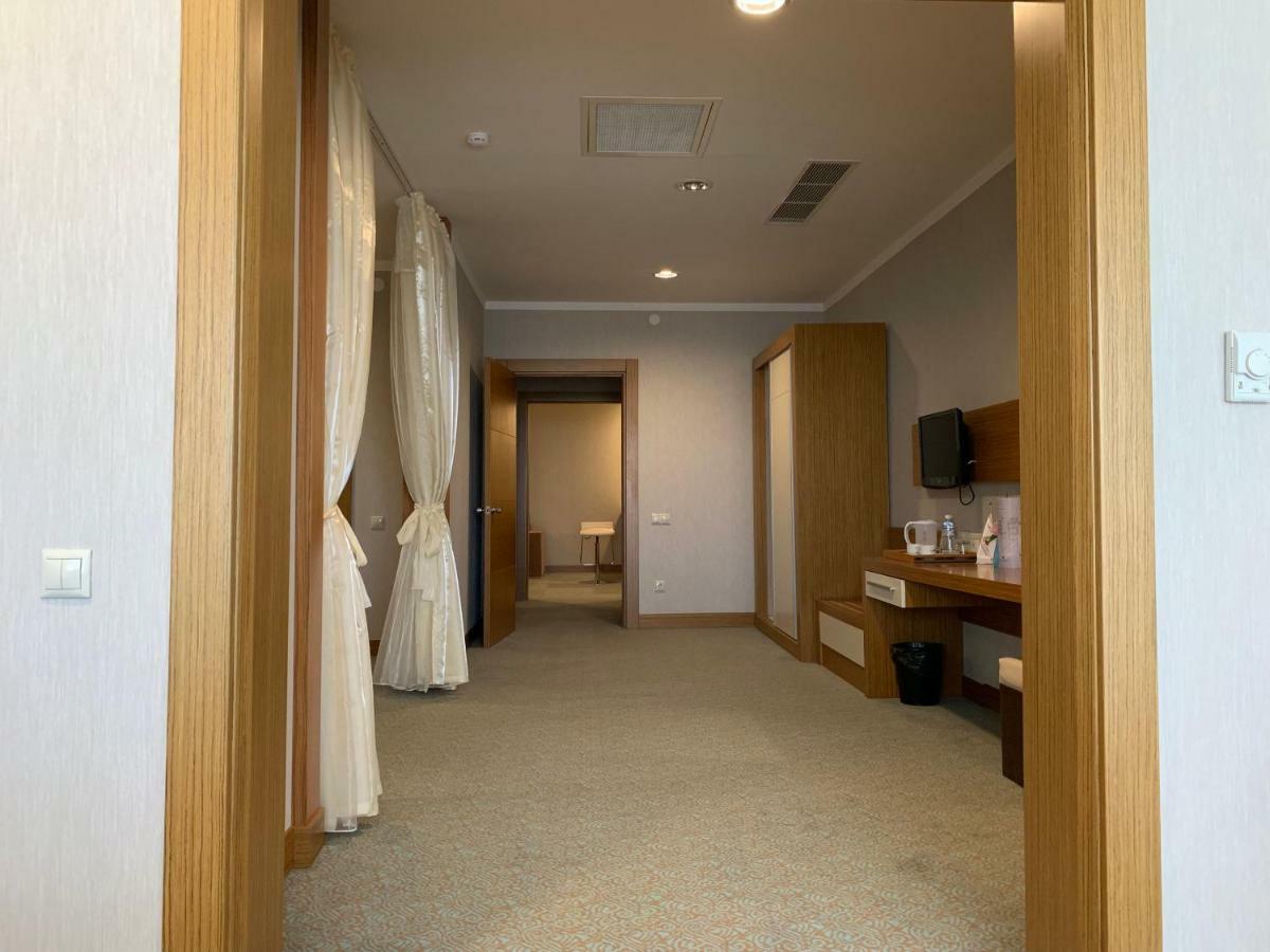 אקטאו Grand Nur Plaza Hotel מראה חיצוני תמונה